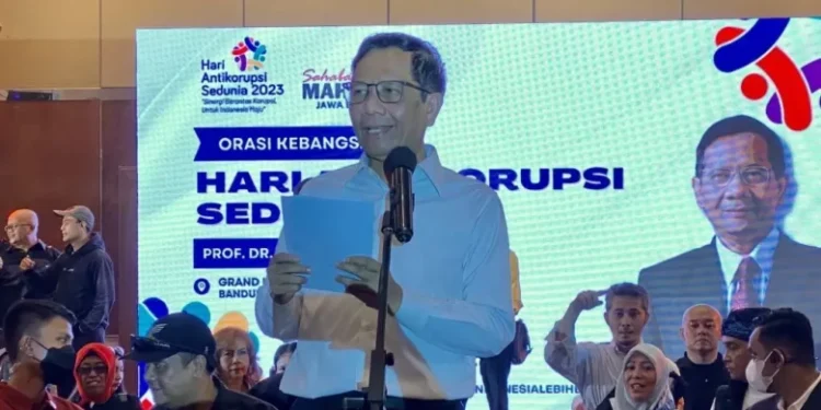 Mahfud MD saat mengisi Orasi Kebangsaan Hari Anti Korupsi Sedunia di Bandung, Jawa Barat, Sabtu (9/12/2023). (Tim Media Mahfud)