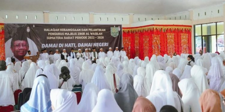 Mahfud MD saat menghadiri acara Halaqoh Kebangsaan dan Pelantikan Majelis Dzikir Al Wasilah di Asrama Haji Padang, Jalan Parupuk Tabing, Koto Tangah, Kota Padang, Sumatera Barat (Sumbar), Senin (18/12/2023). (Tim Mahfud)