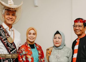 Mahfud MD menggunakan pakaian adat Madura saat mengikuti debat cawapres, Jumat (22/12/2023). (dok. Instagram @ganjar_pranowo)