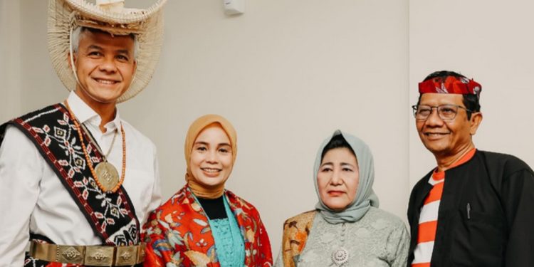 Mahfud MD menggunakan pakaian adat Madura saat mengikuti debat cawapres, Jumat (22/12/2023). (dok. Instagram @ganjar_pranowo)