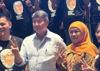 Khofifah Indar Parawansa saat berfoto bersama dengan jajaran pengurus Gerindra Jatim termasuk Wakil Ketua Dewan Pembina Gerindra Hashim Djojohadikusumo di Surabaya, Minggu (10/12/2023). (dok. istimewa)