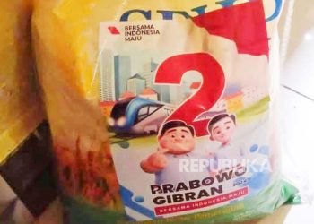 Ilustrasi beras Bulog untuk warga miskin ditempel stiker Prabowo-Gibran.