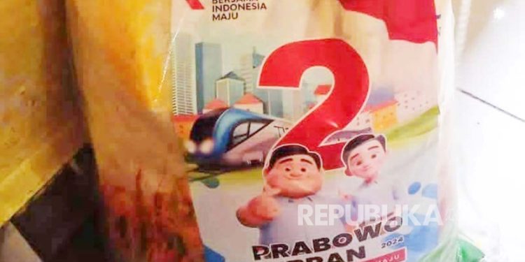 Ilustrasi beras Bulog untuk warga miskin ditempel stiker Prabowo-Gibran.