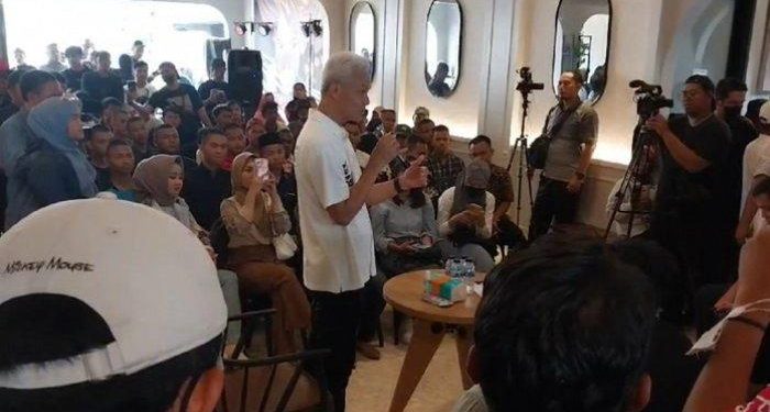 Ganjar Pranowo saat berkunjung ke Cilacap untuk menemui Gen Z, Rabu (10/1/2024). (Dok Relawan Ganjar)