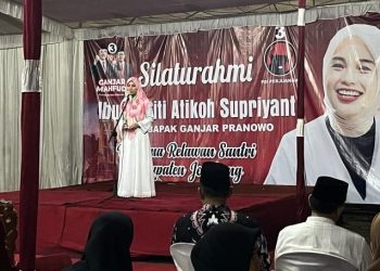 Siti Atiqoh saat menghadiri pengajian di Masjid Al Muhajirin, Jombang, Jawa Timur, Minggu (28/1/2024). (dok. istimewa)