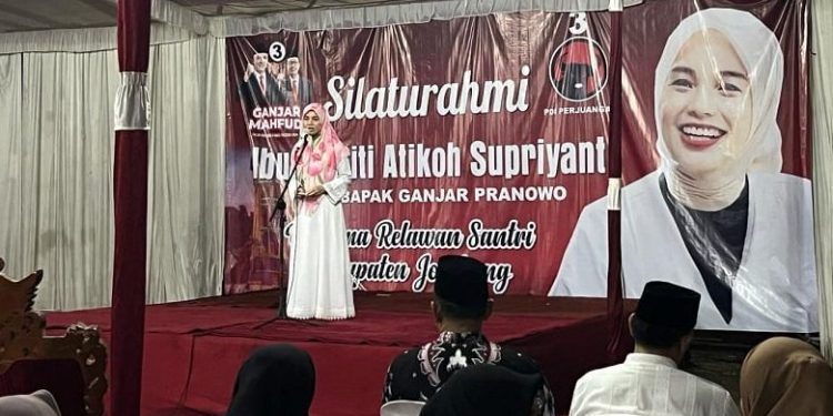 Siti Atiqoh saat menghadiri pengajian di Masjid Al Muhajirin, Jombang, Jawa Timur, Minggu (28/1/2024). (dok. istimewa)