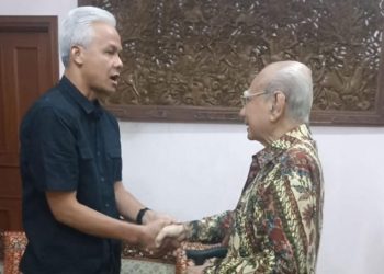 Ganjar Pranowo bertemu dengan Emil Salim beberapa waktu lalu. (dok. istimewa)