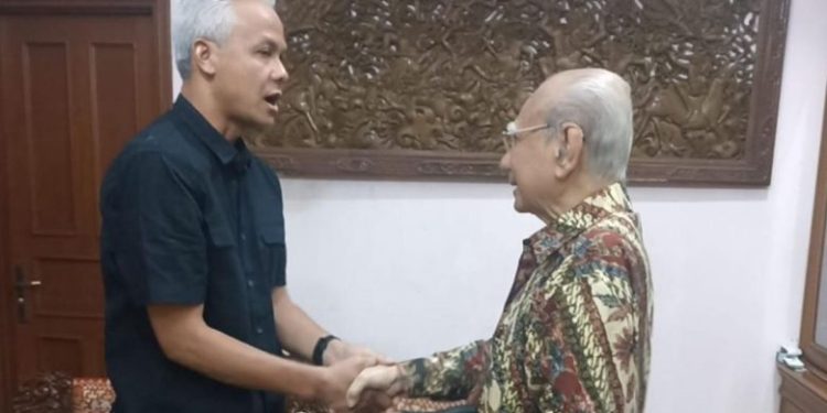 Ganjar Pranowo bertemu dengan Emil Salim beberapa waktu lalu. (dok. istimewa)