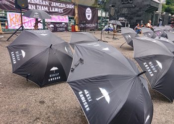 Deretan payung hitam yang ditata dalam Aksi Kamisan di depan Kantor Gubernur Jateng, Kamis (18/1/2024). (dok. Panduga)