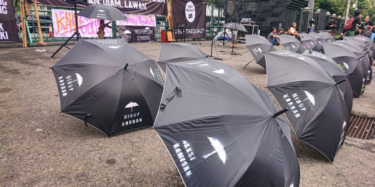 Deretan payung hitam yang ditata dalam Aksi Kamisan di depan Kantor Gubernur Jateng, Kamis (18/1/2024). (dok. Panduga)