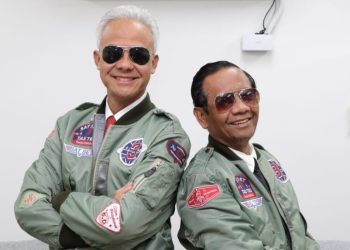 Ganjar Pranowo dan Mahfud MD menggunakan jaket bomber Top Gan (dok. Twitter @generasi_mudanu)