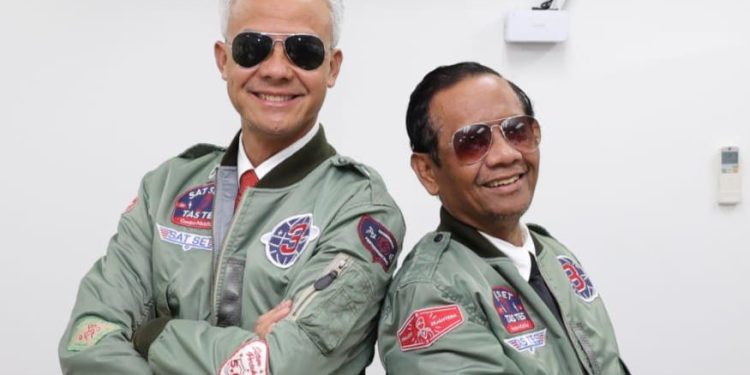 Ganjar Pranowo dan Mahfud MD menggunakan jaket bomber Top Gan (dok. Twitter @generasi_mudanu)