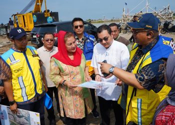Wali Kota Semarang, Hevearita Gunaryanti Rahayu bersama anggota DPR RI, Mochamad Herviano Widyatama meninjau proses pembangunan tanggul laut di wilayah Kelurahan Tambakrejo, Kecamatan Semarang Utara, Jumat (12/1/2024). (dok. Istimewa)