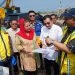 Wali Kota Semarang, Hevearita Gunaryanti Rahayu bersama anggota DPR RI, Mochamad Herviano Widyatama meninjau proses pembangunan tanggul laut di wilayah Kelurahan Tambakrejo, Kecamatan Semarang Utara, Jumat (12/1/2024). (dok. Istimewa)