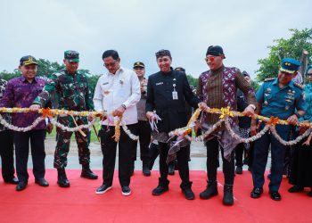 Pj Gubernur Jateng Nana Sudjana meresmikan 7 proyek strategis di Kabupaten Brebes, Kamis (25/1/2024). (dok. Pemprov Jateng)