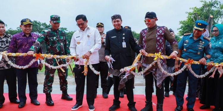 Pj Gubernur Jateng Nana Sudjana meresmikan 7 proyek strategis di Kabupaten Brebes, Kamis (25/1/2024). (dok. Pemprov Jateng)