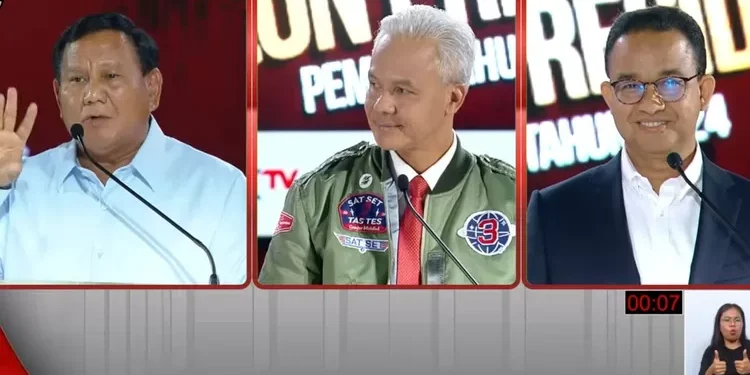 Prabowo, Ganjar, dan Anies saat debat capres yang diselenggarakan KPU RI, Minggu (7/1/2024). (dok. Youtube KPU RI)
