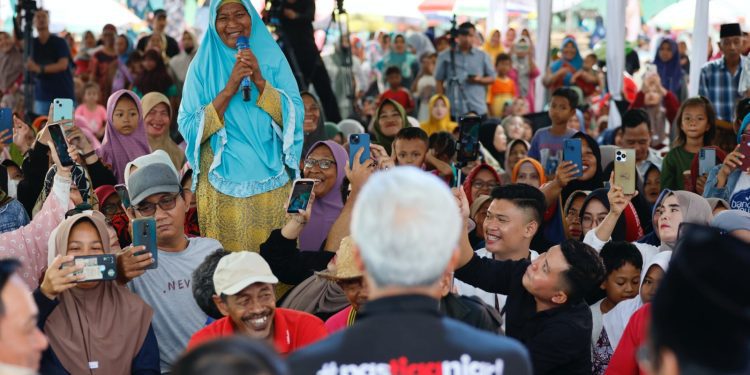 Suasana saat Ganjar berdialog atau berembuk dengan nelayan di Rembang, Jawa Tengah (dok. Tim Relawan Ganjar)