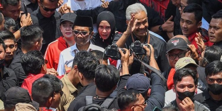 Ganjar Pranowo dan Mahfud MD saat menyapa masyarakat beberapa waktu lalu. (Dok Relawan Ganjar)