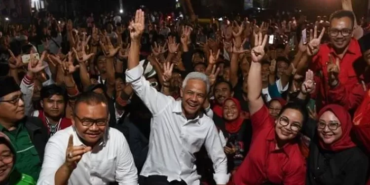 Relawan pendukung Ganjar Pranowo berfoto bersama beberapa waktu lalu. (dok. istimewa)