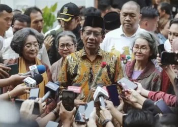 Mahfud MD saat ziarah di makam Bung Hatta, Rabu (3/1/2024). (dok. istimewa)