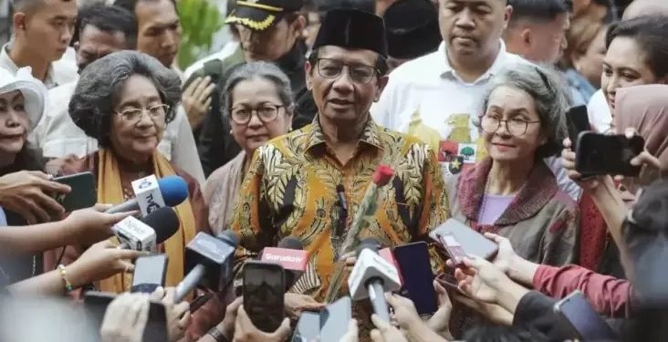 Mahfud MD saat ziarah di makam Bung Hatta, Rabu (3/1/2024). (dok. istimewa)