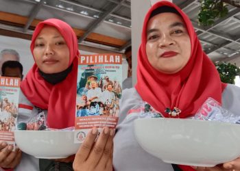 Anggota Mantra membagaikan brosur dan sejumlah cindera mata, beberapa waktu lalu. (dok. istimewa)