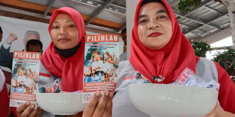 Anggota Mantra membagaikan brosur dan sejumlah cindera mata, beberapa waktu lalu. (dok. istimewa)