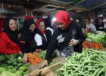 Siti Atiqoh saat bertemu dengan pedagang di Pasar Probolinggo Jatim. (dok. istimewa)