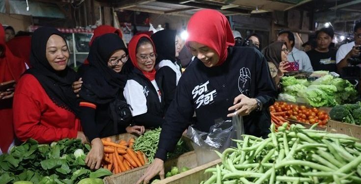 Siti Atiqoh saat bertemu dengan pedagang di Pasar Probolinggo Jatim. (dok. istimewa)