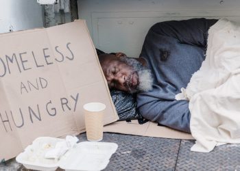 Ilustrasi kemiskinan Jawa Tengah (dok. Photo by Timur Weber: https://www.pexels.com/photo/photo-of-a-homeless-man-sleeping-near-a-cardboard-sign-9532305/)