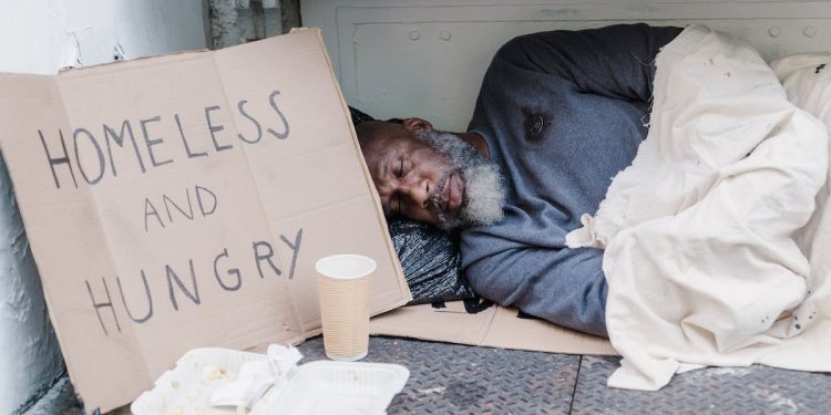 Ilustrasi kemiskinan Jawa Tengah (dok. Photo by Timur Weber: https://www.pexels.com/photo/photo-of-a-homeless-man-sleeping-near-a-cardboard-sign-9532305/)