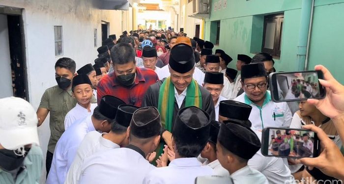 Ganjar Pranowo saat berkunjung ke Pondok Pesantren (Ponpes) Ma’hadut Tholabah di Babakan, Lebaksiu, Kabupaten Tegal, Kamis (11/1/2024). (Dok Relawan Ganjar)