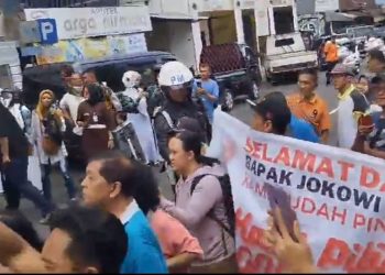 Warga Gunungkidul menjadi korban kekerasan aparat karena membawa spanduk dukungan untuk Ganjar saat Jokowi melakukan kunjungan kerja ke Gunungkidul.