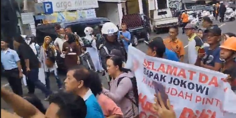 Warga Gunungkidul menjadi korban kekerasan aparat karena membawa spanduk dukungan untuk Ganjar saat Jokowi melakukan kunjungan kerja ke Gunungkidul.