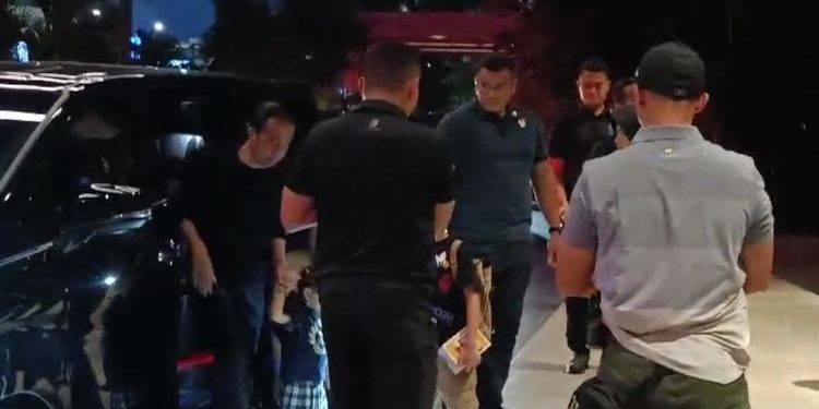 Presiden Jokowi dan cucunya menyambangi hotel kubu Prabowo-Gibran berkumpul, Sabtu (10/2/2024). (dok. istimewa)