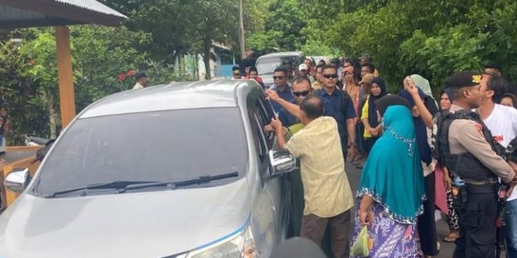 Antusiasme ratusan warga Maluku sambut kedatangan Ganjar Pranowo. (dok. istimewa)