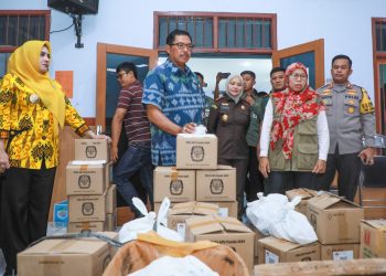 Pj Gubernur Jateng Nana Sudjana saat berkunjung ke KPU Kabupaten Pekalongan. (dok. istimewa)