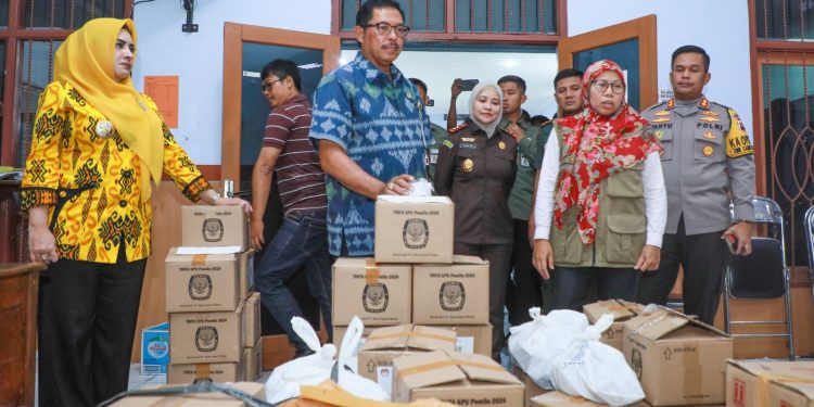 Pj Gubernur Jateng Nana Sudjana saat berkunjung ke KPU Kabupaten Pekalongan. (dok. istimewa)