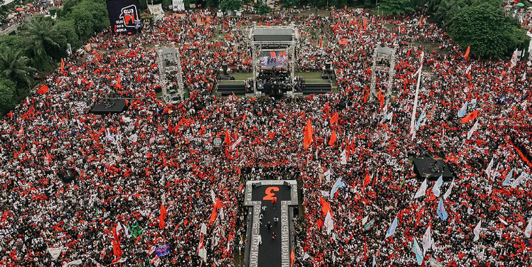 Ribuan orang menghadiri Hajatan Rakyat Ganjar Mahfud di Solo dan Semarang, Sabtu (10/2/2024). (dok. Instagram @ganjar_pranowo)