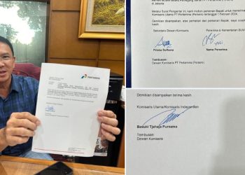 Mantan Gubernur DKI Jakarta, Basuki Tjahaja Purnama (Ahok) menunjukkan surat