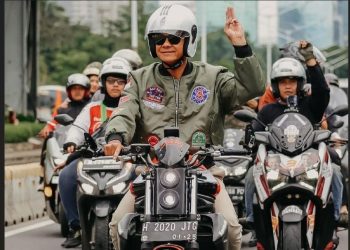 Ganjar Pranowo naik motor Kawasaki ER-6n saat menghadiri kampanye akbar 'Konser Metal' di Stadion GBK, Sabtu (4/2/2024).