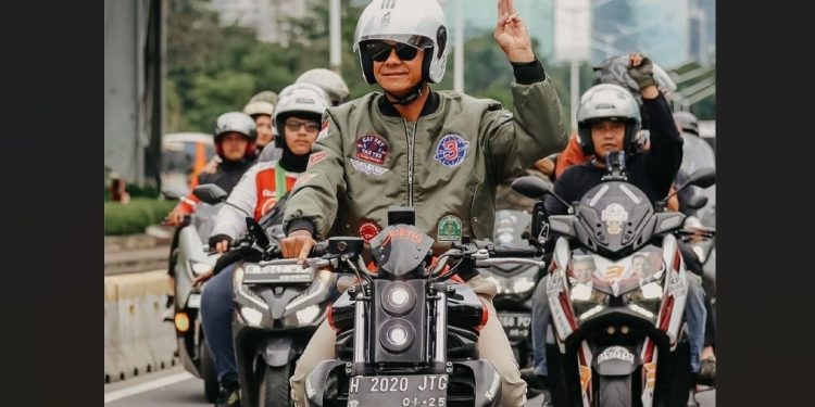 Ganjar Pranowo naik motor Kawasaki ER-6n saat menghadiri kampanye akbar 'Konser Metal' di Stadion GBK, Sabtu (4/2/2024).