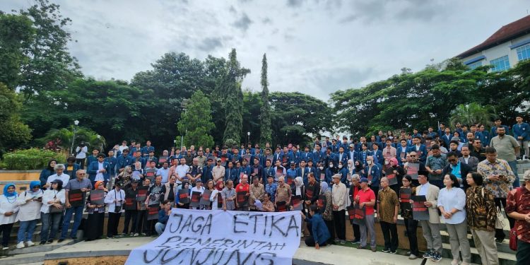 Ratusan sivitas akademika Undip mengkritik kemunduran demokrasi era Jokowi (dok. istimewa?