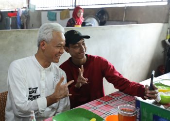 Capres 03, Ganjar Pranowo, mengajak makan siang pendukung Prabowo-Subianto yang mengadangnya saat kampanye di Balikpapan, Kalimantan Timur, Selasa (6/2/2024).