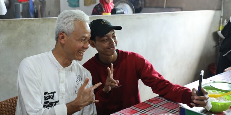 Capres 03, Ganjar Pranowo, mengajak makan siang pendukung Prabowo-Subianto yang mengadangnya saat kampanye di Balikpapan, Kalimantan Timur, Selasa (6/2/2024).