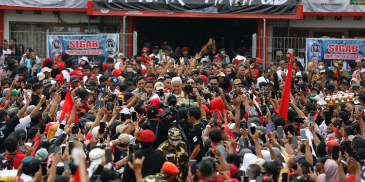 Capres 03, Ganjar Pranowo, disambut puluhan ribu orang saat berkampanye di Kabupaten Grobogan, Rabu (7/2/2024).