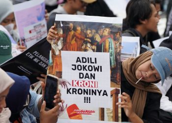 Massa aksi 'Geyajan Memanggil Kembali' menunjukkan poster tuntutan, pada aksi demonstrasi di Yogyakarta, Senin (12/2/2024).