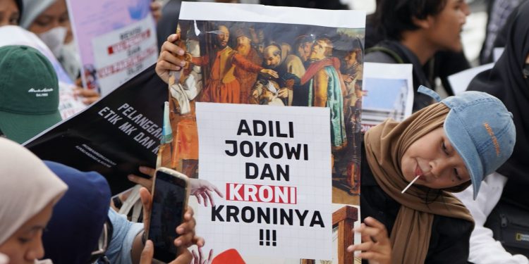 Massa aksi 'Geyajan Memanggil Kembali' menunjukkan poster tuntutan, pada aksi demonstrasi di Yogyakarta, Senin (12/2/2024).