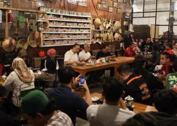 Ganjar Pranowo makan malam bersama Cak Lontong di Resto Sego Bancakan Pawone Simbah di kawasan Kota Lama Semarang, Senin (12/2/2024).